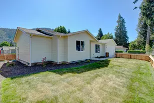 1637 Carnahan Dr, Grants Pass, OR 97527 - Photo 3