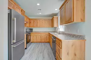 1637 Carnahan Dr, Grants Pass, OR 97527 - Photo 9