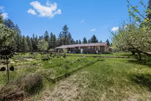 2323 NE 8th St, Bend, OR 97701 - Photo 3