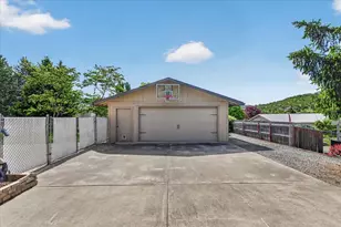1568 Angelcrest Dr, Medford, OR 97504 - Photo 39