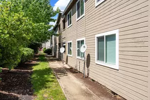 1988 Skypark, Medford, OR 97504 - Photo 11