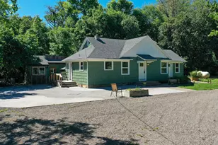 377 Pelton Ln, Gold Hill, OR 97525 - Photo 3