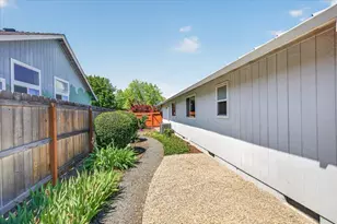 124 Samuel Ln, Phoenix, OR 97535 - Photo 35