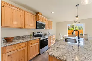 171 SE Champagne Ct, Grants Pass, OR 97527 - Photo 5