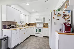 876 W Stewart Ave, Medford, OR 97501 - Photo 11