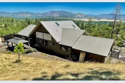 693 Ironwood Drive, Eagle Point, OR 97524 - Photo 3