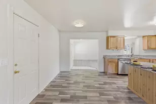 1225 SE Grandview Ave, Grants Pass, OR 97527 - Photo 9