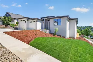 4302 Vista Pointe Dr, Medford, OR 97504 - Photo 3