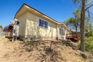 729 Hill St, Klamath Falls, OR 97601 - Photo 3