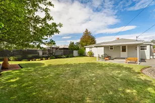 946 SW 13th St, Redmond, OR 97756 - Photo 37