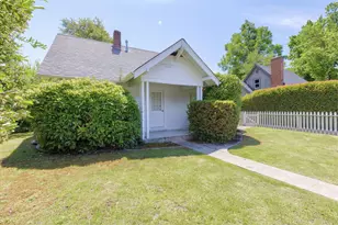 623 SE M St, Grants Pass, OR 97526 - Photo 1