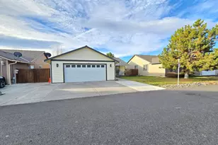 577 SE Sugar Pine Way, Madras, OR 97741 - Photo 1