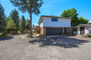 61573 E Lake Dr, Bend, OR 97702 - Photo 11
