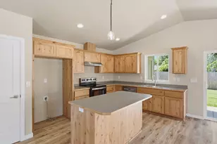 1037 SE Briannas Way, Grants Pass, OR 97527 - Photo 7