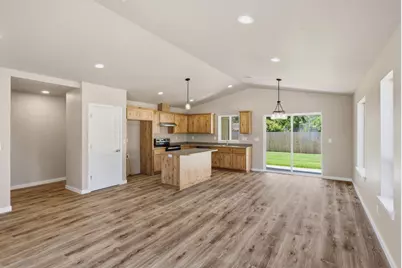 1037 SE Briannas Way, Grants Pass, OR 97527 - Photo 5