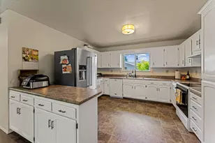 210 Sky Crest Dr, Grants Pass, OR 97527 - Photo 5