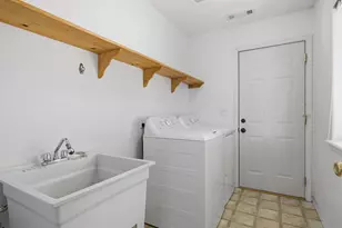 305 Blackberry Ct, Talent, OR 97540 - Photo 9
