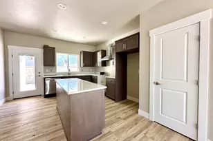 313 E Rapp Rd, Talent, OR 97540 - Photo 7