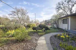 1502 NW Lawnridge Ave, Grants Pass, OR 97526 - Photo 47