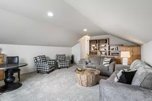 21380 Oakview Dr, Bend, OR 97701 - Photo 13