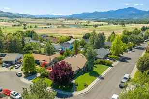 1361 La Loma Dr, Medford, OR 97504 - Photo 3