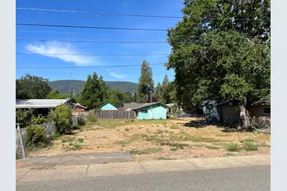 308 S Junction Avenue, Cave Junction, OR 97523 - Photo 3