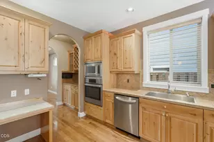 61235 Splendor, Bend, OR 97702 - Photo 11