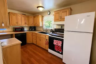 423 SE M St, Grants Pass, OR 97526 - Photo 3