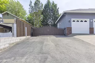 965 NW Valley View Dr, Grants Pass, OR 97526 - Photo 45