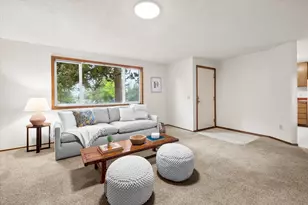 947 SE 6th St, Bend, OR 97702 - Photo 3