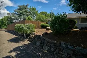 911 La Loma Dr, Medford, OR 97504 - Photo 47