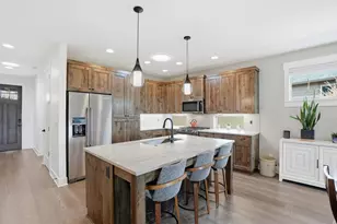 2736 NW Fairway Heights Dr, Bend, OR 97703 - Photo 9
