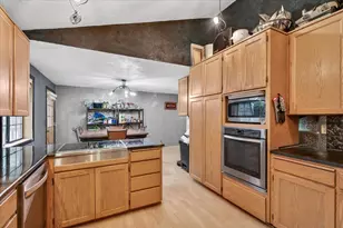1477 Angelcrest Dr, Medford, OR 97504 - Photo 9