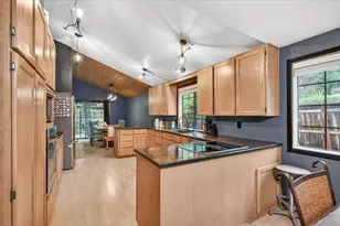 1477 Angelcrest Dr, Medford, OR 97504 - Photo 11