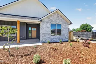 3304 Tree Top Dr, Medford, OR 97504 - Photo 3