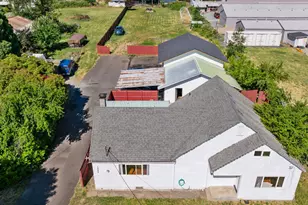 1564 Carnahan Dr, Grants Pass, OR 97527 - Photo 3