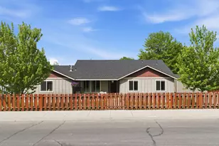 2425 NW 7th St, Redmond, OR 97756 - Photo 1