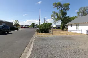 411 SE Evergreen Ave, Redmond, OR 97756 - Photo 7