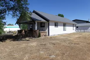 411 SE Evergreen Ave, Redmond, OR 97756 - Photo 1
