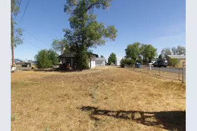 411 SE Evergreen Avenue, Redmond, OR 97756 - Photo 3