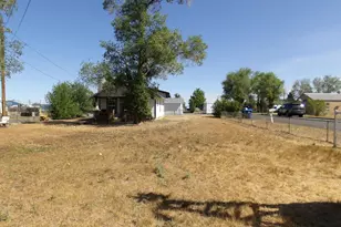 411 SE Evergreen Ave, Redmond, OR 97756 - Photo 3