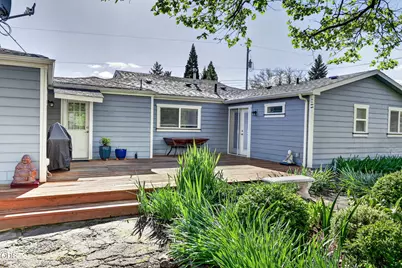 2076 Magnolia Avenue, Medford, OR 97501 - Photo 3