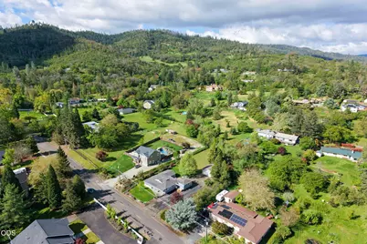 2076 Magnolia Avenue, Medford, OR 97501 - Photo 41