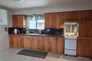 1716 SW K St, Grants Pass, OR 97526 - Photo 3