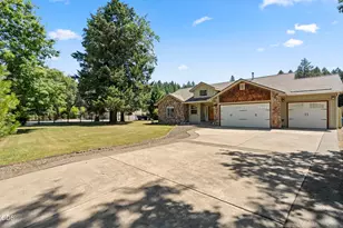 523 E Forks Cir, Cave Junction, OR 97523 - Photo 3