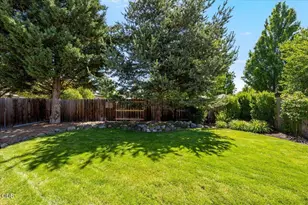 821 Isherwood Dr, Central Point, OR 97502 - Photo 23