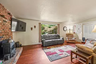 962 NE 11th St, Grants Pass, OR 97526 - Photo 9