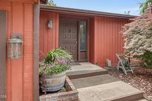 962 NE 11th St, Grants Pass, OR 97526 - Photo 3