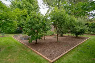 135 S Keene Way Dr, Medford, OR 97504 - Photo 3