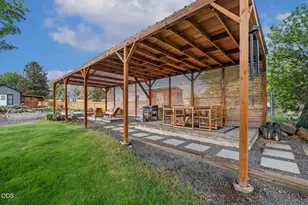 21589 Bear Creek Rd, Bend, OR 97701 - Photo 17